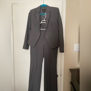 Women’s gray business professional suit set